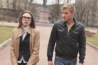 Ruský vysokoškolák přefikne brýlatou spolužačku! (Carmen Fox)